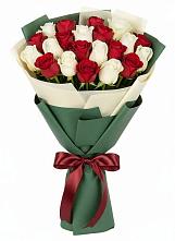 Букет Микс из красных и белых роз в Еткуль