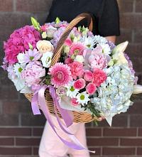 Композиция солнечный день в Еткуль Цветочная композиция из Розы, Хризантемы, Пионы и Лизиантусы в корзине в Еткуль