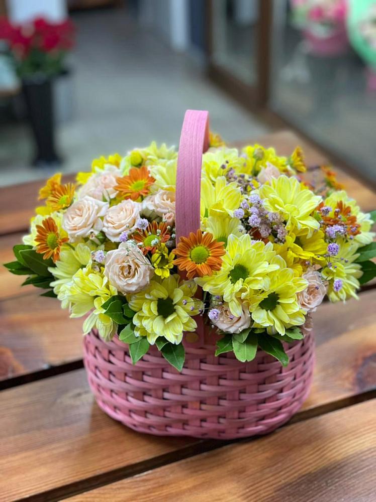 Цветочная композиция из Хризантемы и Розы в корзине в Еткуль