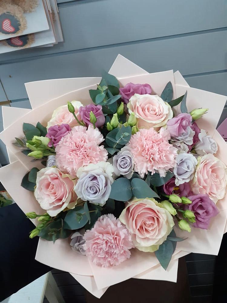 Букет цветов из: Розы, Гвоздики и Лизиантусы в Еткуль